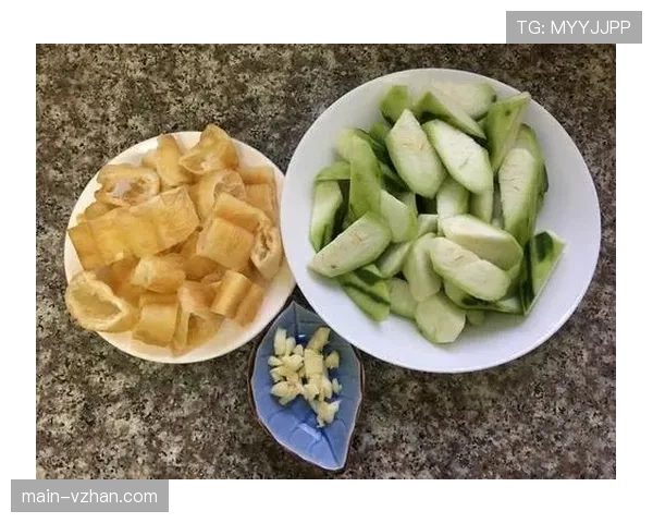 余依婷又晒早餐，白瓷盘子对上我的外卖塑料盒，尴尬得想搬家